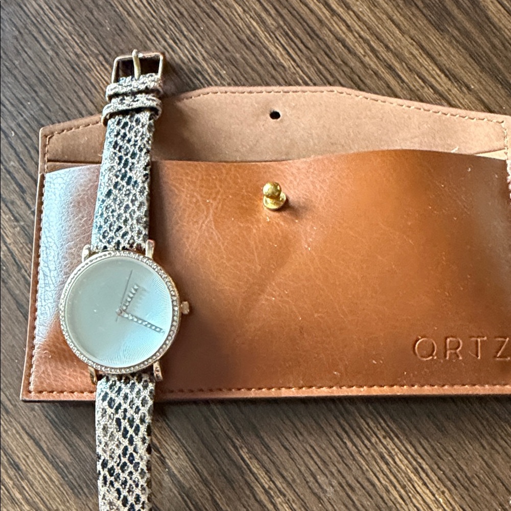 Elegant Quartz Watch with Snakeskin Strap